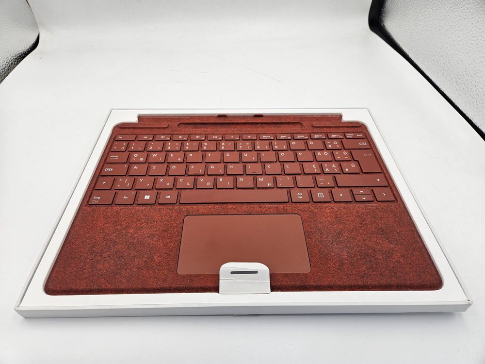 Német alapról magyarított piros Surface billentyűzet