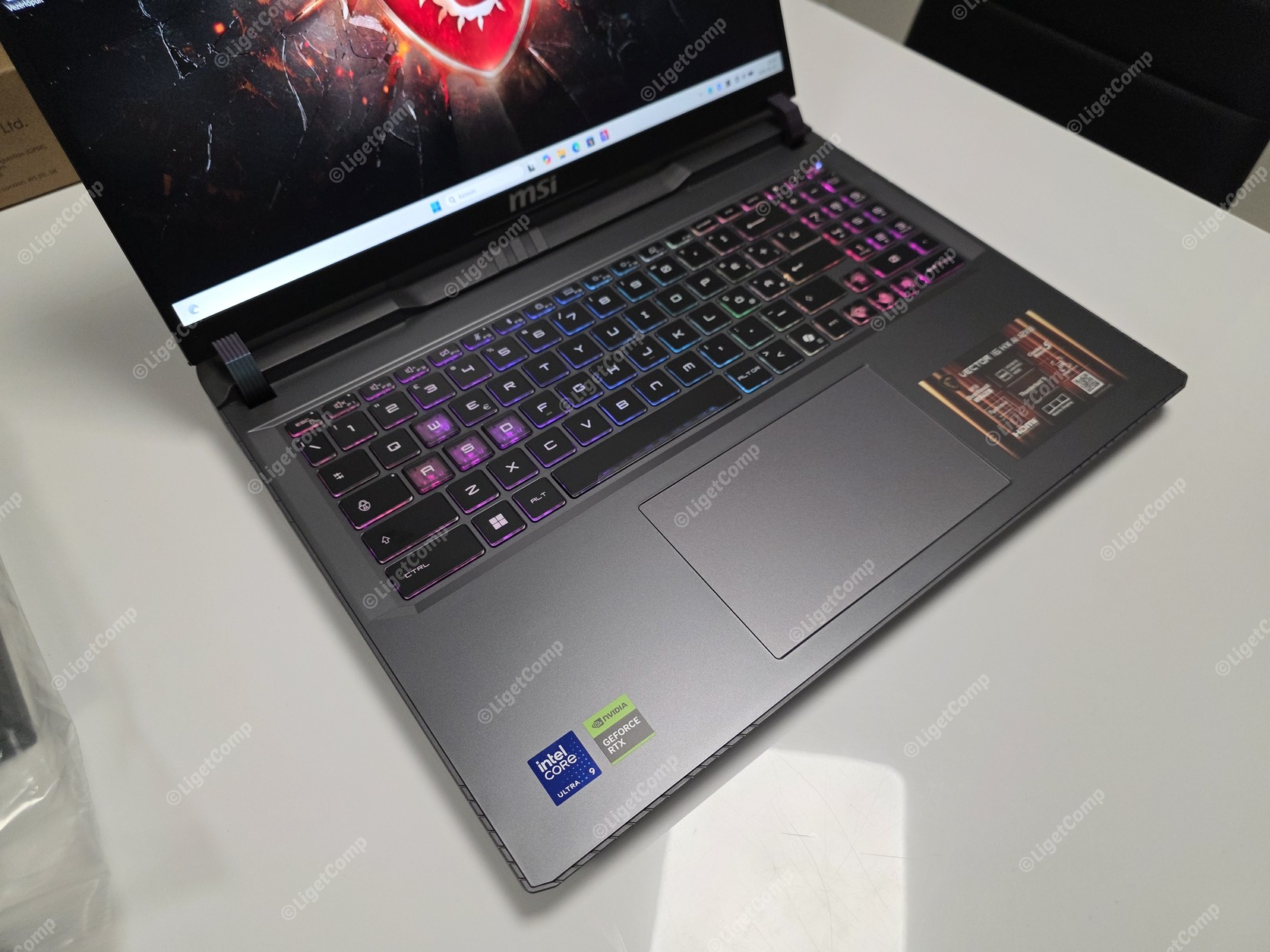 Új MSI 16 Vector QHD+ 240Hz Ultra9 275HX 24mag 32GB 1TB SSD Nvidia RTX 5080 16GB 175W Win11 Garancia